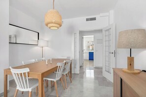 Huoneisto, 3 makuuhuonetta, esteetön, patio | Ruokailu