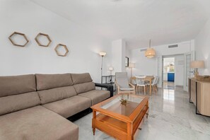 Apartment, 3 Bedrooms, Accessible, Patio | Dining