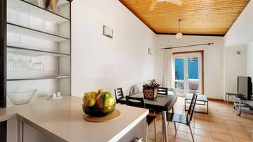 Apartment, 2 Bedrooms, Patio | Dining room