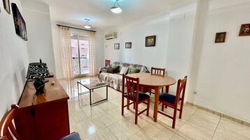 Apartamento, 2 habitaciones, balcón | Comedor