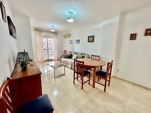 Appartement, 2 slaapkamers, balkon | Dineerruimte
