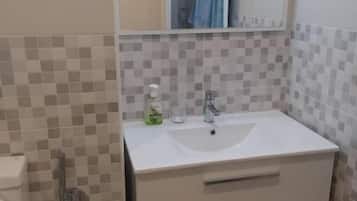 Apartment, 3 Bedrooms, Balcony, Garden View | Bathroom