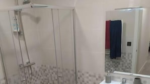 Departamento, 3 habitaciones, balcón, vista al jardín | Regadera en el baño