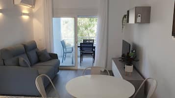 Apartment, 1 Bedroom, Accessible, Smoking | Living room