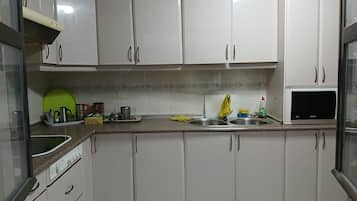 Dormitorio compartido, 1 habitación, patio, vista al jardín | Cocina privada