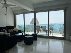 Appartement, 2 slaapkamers, balkon, uitzicht op de stad | Woonruimte