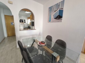 Lejlighed - 2 soveværelser - ryger - balkon | Spisestue