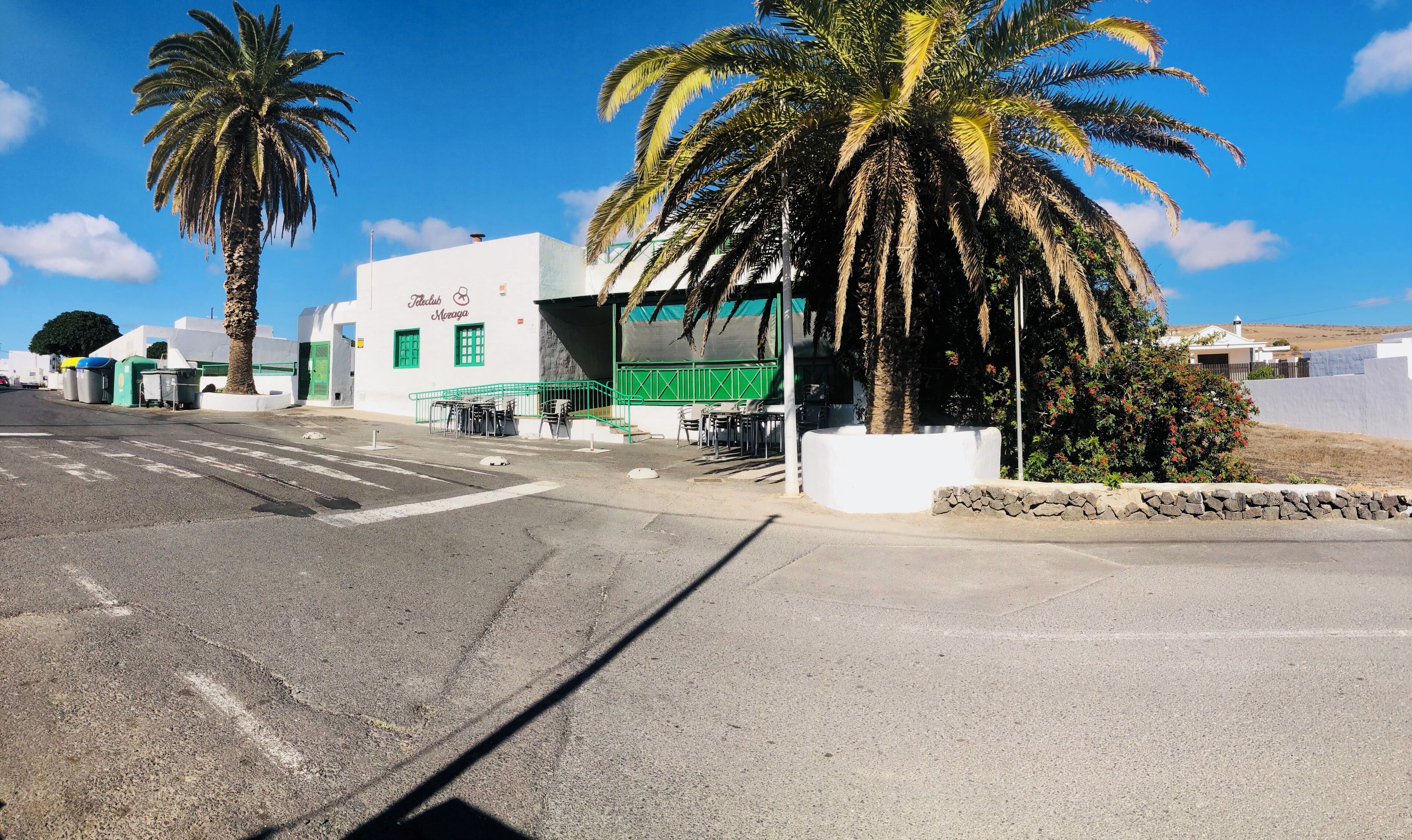 A street view with a white building labeled 'Teledetel & Moraga' and a palm tree.