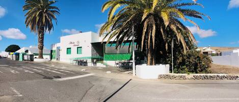 A street view with a white building labeled 'Teledetel & Moraga' and a palm tree.