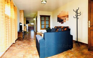 House, 2 Bedrooms, Terrace, Garden View | Living area