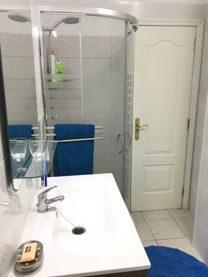 Appartement, 2 chambres, fumeur, balcon | Douche de la salle de bain