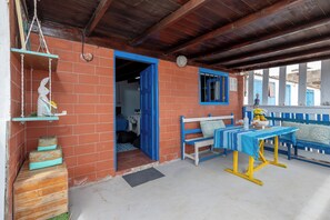 Outdoor dining - Wooden Cabin Next to the Beach (La Oliva)