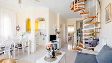 Apartamento, 1 habitación, balcón, vistas al jardín | Zona de estar | Libros