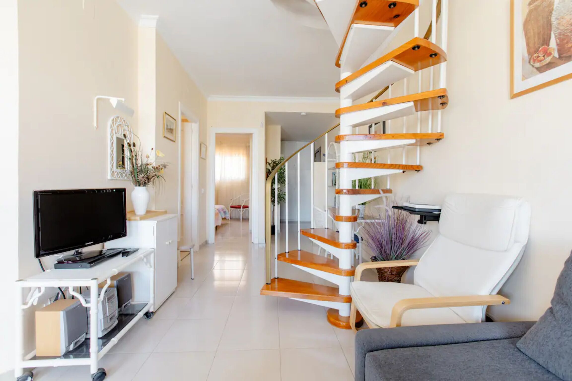 Apartment, 1 Schlafzimmer, Balkon, Gartenblick | Wohnbereich | Bücher