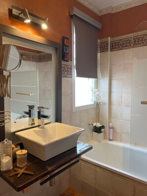 Shared Dormitory, 1 Bedroom, Patio, Garden View | Bathroom - Room-mex-goretti Gesthouse (Mairena del Aljarafe)