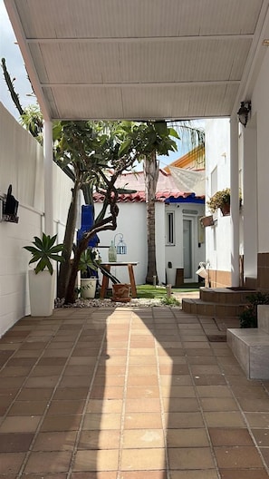 Dormitorio compartido, 1 habitación, patio, vistas al jardín | Fachada del alojamiento