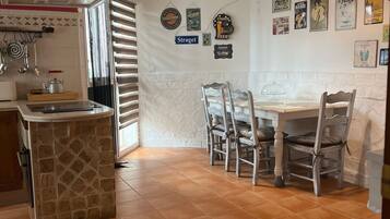 Shared Dormitory, 1 Bedroom, Patio, Garden View | Dining
