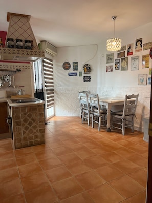 Dormitorio compartido, 1 habitación, patio, vistas al jardín | Restauración