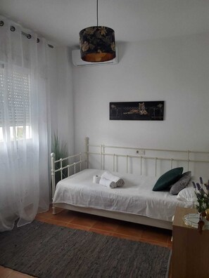 Slaapzaal, 1 slaapkamer, patio, uitzicht op tuin | 1 slaapkamer
