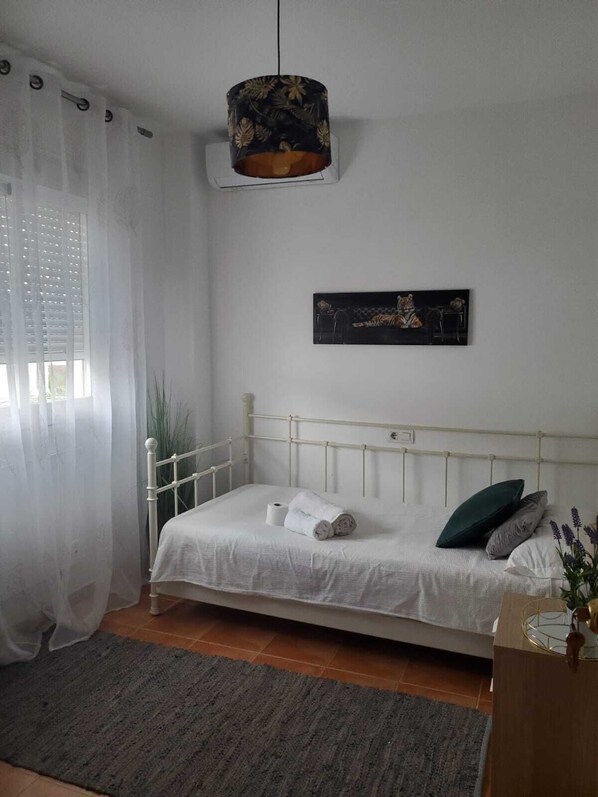 Yhteismajoitus, 1 makuuhuone, patio, näköala puutarhaan | 1 makuuhuone