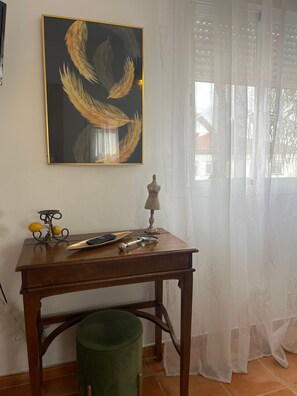 Yhteismajoitus, 1 makuuhuone, patio, näköala puutarhaan | Sisätilat