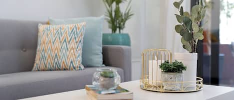 Căn hộ, 2 phòng ngủ, ban công, quang cảnh thành phố | Khu phòng khách