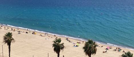 Studio, flere soverom, balkong, byutsikt | Strand