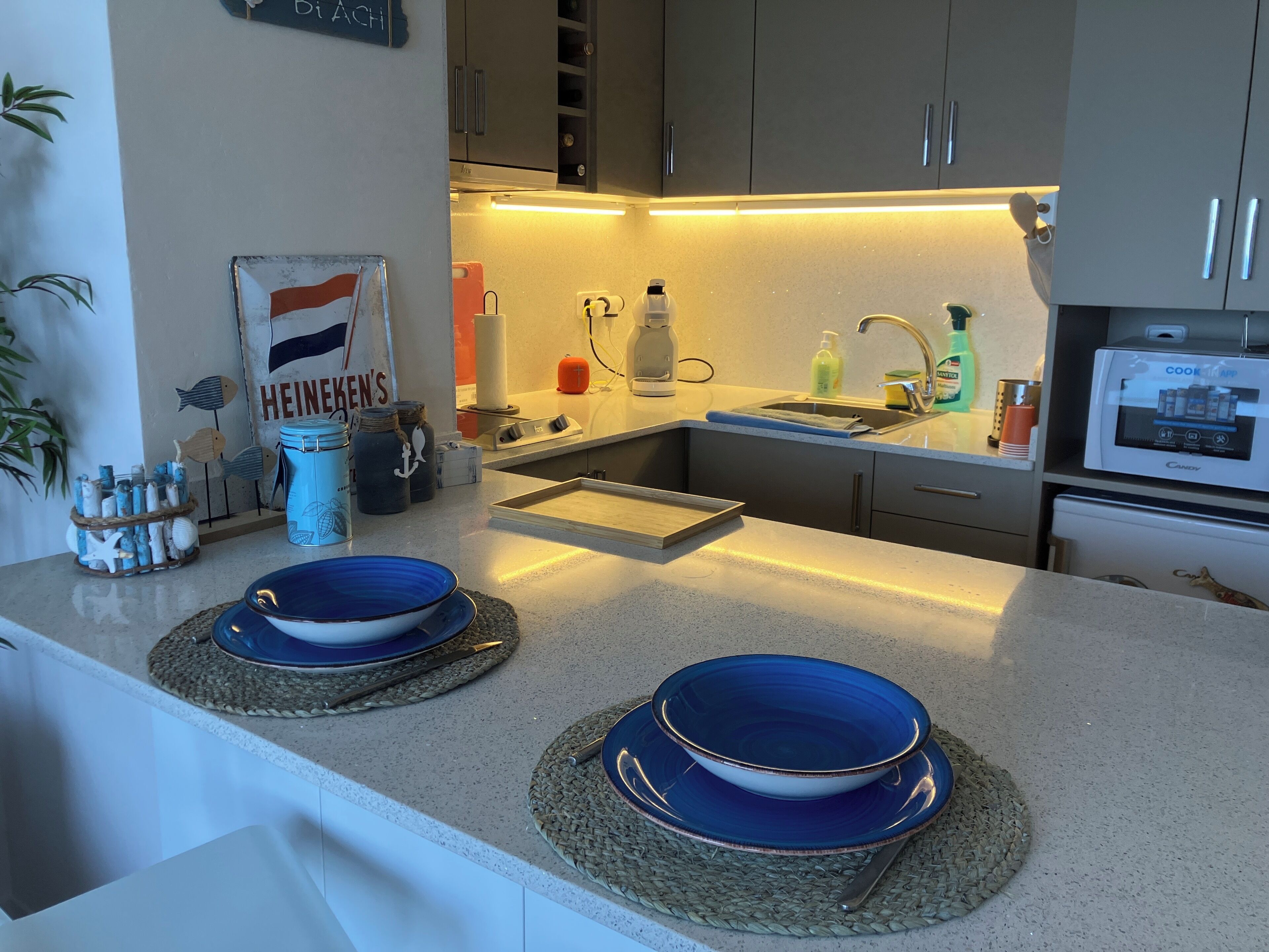 Estudio, balcón, vista a la ciudad | Interior