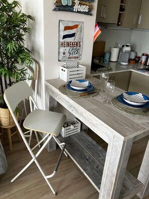 Studio, flere soverom, balkong, byutsikt | Spiseområde
