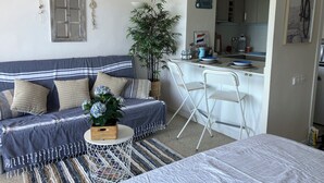 Studio, Balkon, Stadtblick | Innenbereich