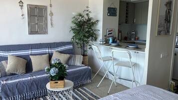 Studio, Multiple Bedrooms, Balcony, City View | Interior