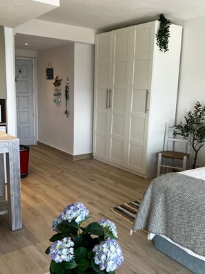 Studio, balcon, vue ville