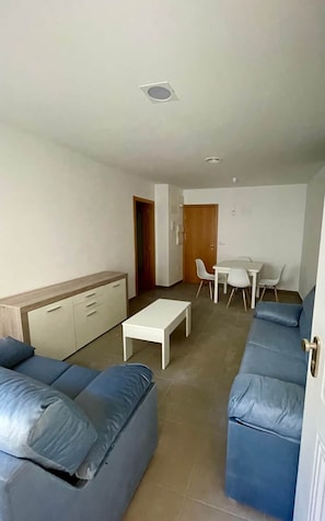 Apartment, 3 Bedrooms, Mountain View | Living area