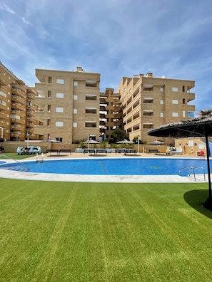 Departamento, 2 habitaciones, balcón | Alberca | Alberca al aire libre 