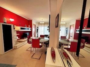 Apartamento, 2 quartos, sacada, vista para o oceano | Sala de jantar
