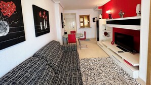 Apartment, 2 Bedrooms, Balcony, Ocean View | Living area