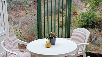 Studio, roken, patio | Terras