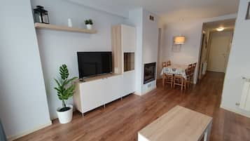 Apartment, 1 Bedroom, Fireplace, City View | Living room