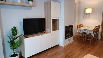Apartamento, 1 habitación, chimenea, vistas a la ciudad | Sala de estar
