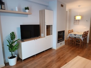 Apartment, 1 Bedroom, Fireplace, City View | Living room