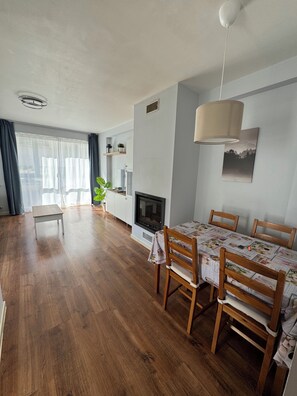 Apartment, 1 Bedroom, Fireplace, City View | Dining room