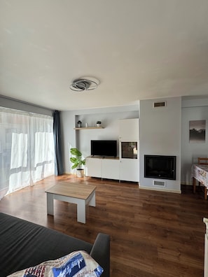 Departamento, 1 habitación, chimenea, vista a la ciudad | Sala de estar