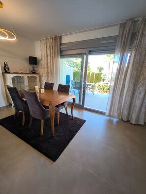 Appartement, 2 chambres, fumeurs, terrasse | Salle à manger