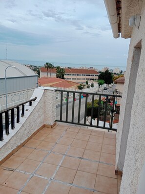 Nhà, 3 phòng ngủ, hút thuốc, sân hiên | Ban công