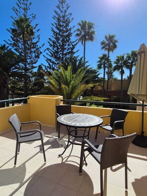 Lejlighed - flere soveværelser - ryger - balkon | Udendørs spisemuligheder