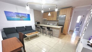 Leilighet, 2 soverom, røyk, balkong | Oppholdsområde | Bøker