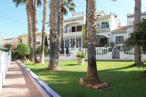 Casa, 2 habitaciones, patio, vista al jardín | Exterior