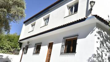 House, 4 Bedrooms, Accessible, Smoking | Pintu masuk hartanah