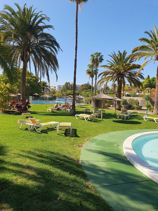 Appartement, 2 slaapkamers, roken, balkon | Zwembad | Een buitenzwembad en een verwarmd zwembad