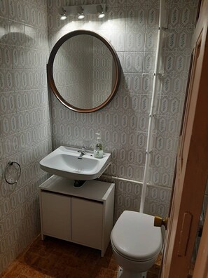 Apartment, 3 Bedrooms, Accessible, Balcony | Bathroom